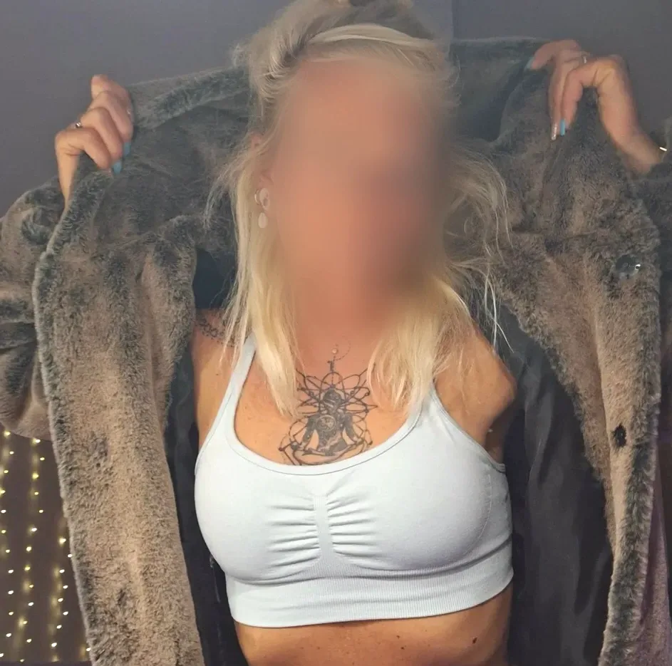 Claudia, 33