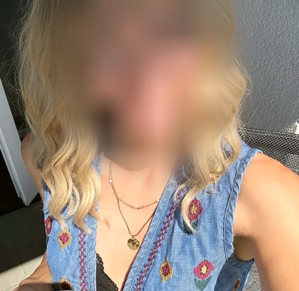 Lara, 26